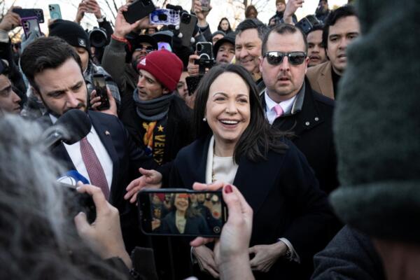 La líder opositora venezolana, María Corina Machado, habla con la prensa al salir del Capitolio de Estados Unidos tras reunirse con senadores estadounidenses el 15 de enero de 2026 en Washington, D.C.  . (Foto de Drew ANGERER / AFP)