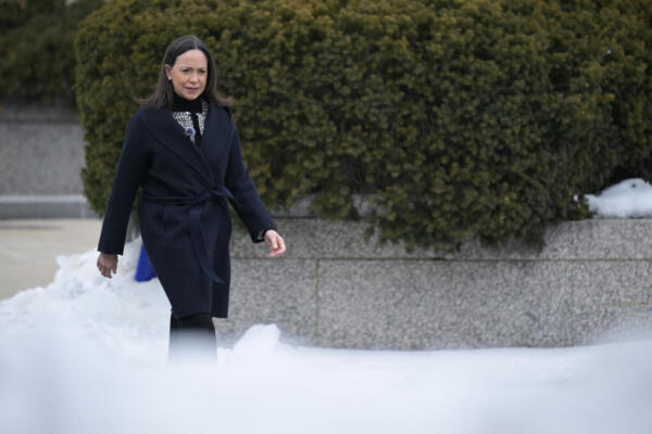 La líder opositora venezolana, María Corina Machado, llega a la prensa tras reunirse con el secretario de Estado estadounidense, Marco Rubio, en el Departamento de Estado de Estados Unidos, en Washington, D.C., el 28 de enero de 2026. (Foto: Oliver Contreras / AFP)
