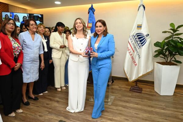 Mayra Jiménez, nueva directora de la Dirección de Desarrollo Social Supérate, junto a Gloria Reyes, nueva ministra de la mujer. 