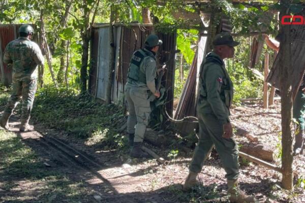 Autoridades de Medio Ambiente y del Senpa durante el operativo de demolición de viviendas levantadas dentro de la franja de protección del río Yuna, en Monseñor Nouel.