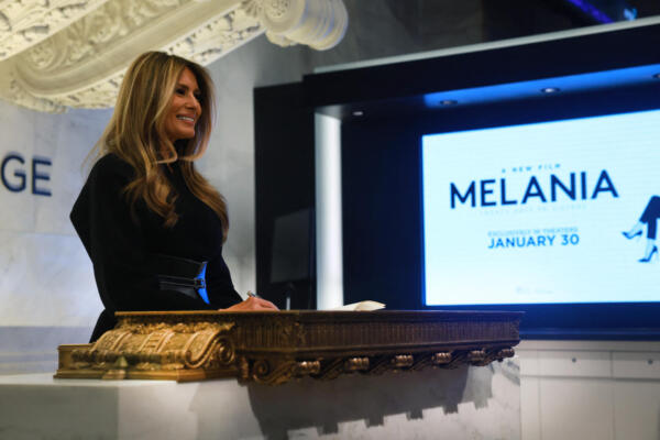 La primera dama Melania Trump se presenta en la Bolsa de Valores de Nueva York (NYSE), donde dio el toque de campana el 28 de enero de 2026 en la ciudad de Nueva York. La Sra. Trump hizo su aparición como parte de su gira publicitaria para la película 