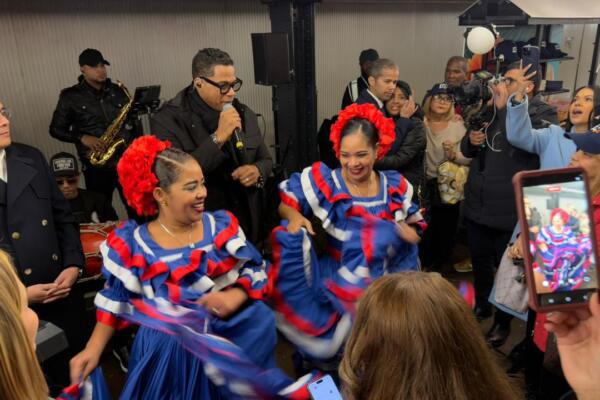 A ritmo de “Jandy Ventura El Legado” dominicanos bailan en el Subway in Paradise