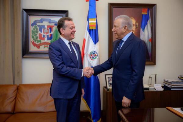 Andrés Bautista juramenta a Víctor Ito Bisonó al frente del Ministerio de Vivienda
