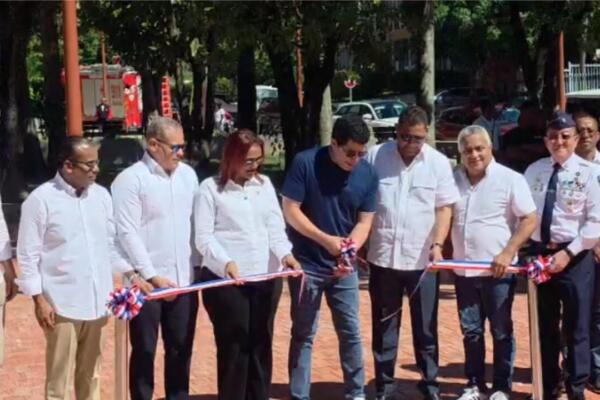 Autoridades en el acto de corte de cinta.