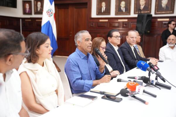 Durante la conferencia de prensa el ministro Joel Santos estuvo acompañado por la gobernadora de  Santiago, Rosa Santos; el senador Daniel Rivera, el alcalde Ulises Rodríguez; el director Minería, Rolando Muñoz y el director de Gestión Social de MEM, Vladimir Ozorio.