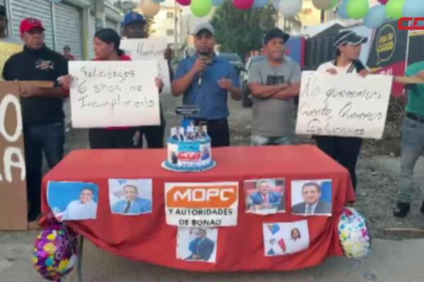 Moradores del sector Cristo Rey, en Bonao, durante una protesta simbólica en la que conmemoraron seis años de promesas incumplidas por parte de las autoridades locales y nacionales.