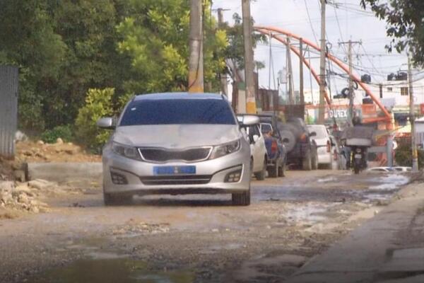 Moradores del barrio Enriquillo en el Kilómetro 9 exigen reparación de calle deteriorada