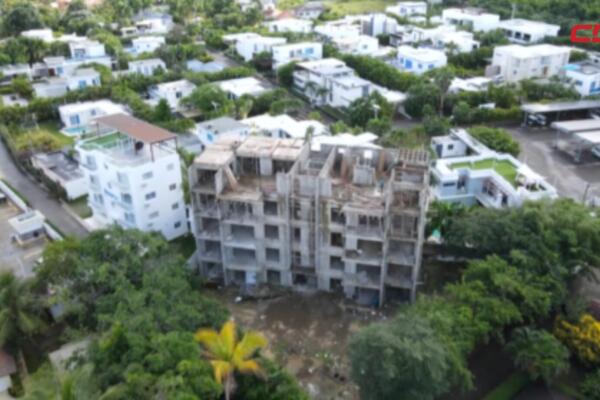 Vista de la edificación en construcción en Playa Laguna, Sosúa, señalada por comunitarios por presuntas violaciones a normas urbanísticas, ambientales y de seguridad aeronáutica.