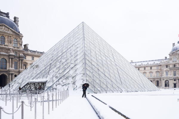 La gente camina junto al Museo del Louvre cubierto de nieve en París, Francia, 07 de enero de 2026. Meteo-France ha emitido una alerta naranja para 32 departamentos, incluyendo la región de París, donde se esperan hasta 7 centímetros de nieve. Se prevé que el mal tiempo invernal continúe hasta la mañana del martes. (Francia) EFE/EPA/Teresa Suarez