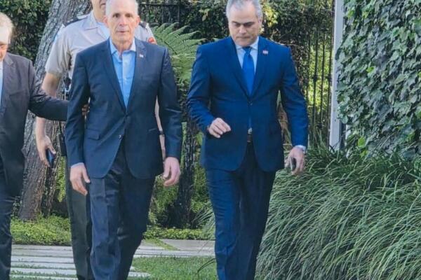  Luis García, embajador de República Dominicana en Honduras (derecha), y Nasry Asfura, presidente electo de Honduras (izquierda). 