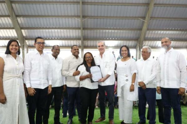 Durante el acto, el mandatario expresó la satisfacción por hacer valer el derecho de propiedad de los beneficiarios.