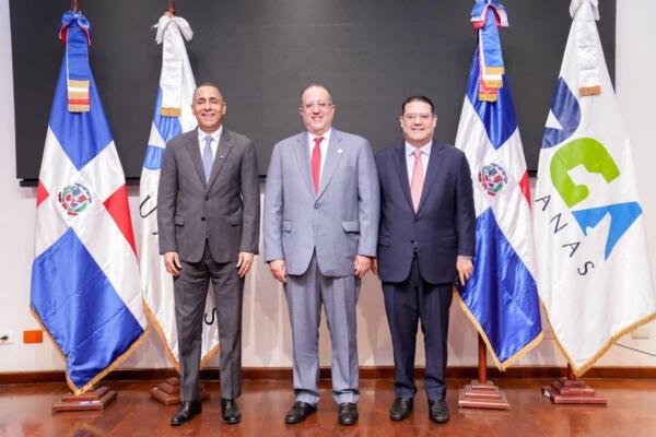 El nuevo director de Aduanas, Nelson Arroyo; el ministro de Hacienda, Magín Díaz y el exdirector de Aduanas, ahora ministro de Industria y Comercion Yayo Sanz Lovatón.