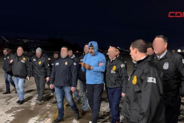 Nicolás Maduro durante su traslado bajo custodia federal en Nueva York, tras su captura en una operación estadounidense.