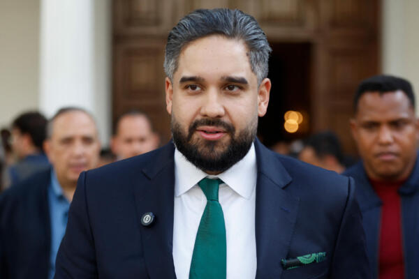 El diputado venezolano Nicolás Maduro Guerra, hijo del destituido presidente Nicolás Maduro, sale de una sesión de la Asamblea Nacional en Caracas el 27 de enero de 2026. Ese mismo día, el hijo del destituido líder Nicolás Maduro, el diputado Nicolás Maduro Guerra, rechazó la posibilidad de declarar al líder chavista ausente temporalmente tras su captura en una operación militar estadounidense, un paso necesario para convocar elecciones en Venezuela. (Foto de Pedro MATTEY / AFP)
