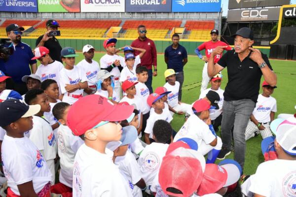 Cientos de niños del Cibao participan en clínica regional de béisbol en Santiago