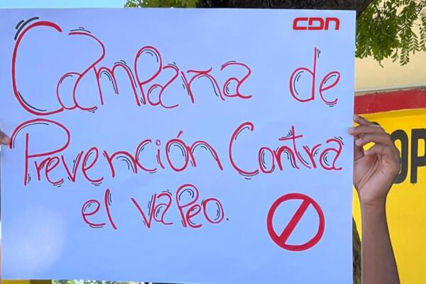 Autoridades y docentes de la Escuela de Sordomudos durante el lanzamiento de la campaña “No al vaper, sí a la salud”, orientada a concienciar a la comunidad sobre los efectos nocivos del uso de dispositivos electrónicos de vapeo.
