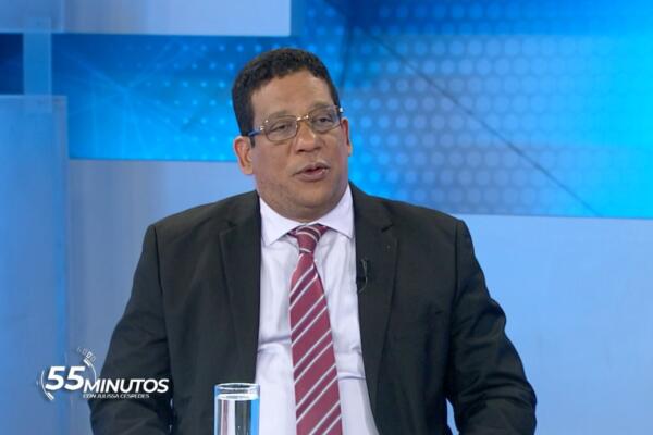 Carlos Pimentel, director general de Contrataciones Públicas, durante su participación en el programa 55 Minutos con Julissa Céspedes, donde explicó los alcances y cambios de la nueva Ley de Contrataciones Públicas.