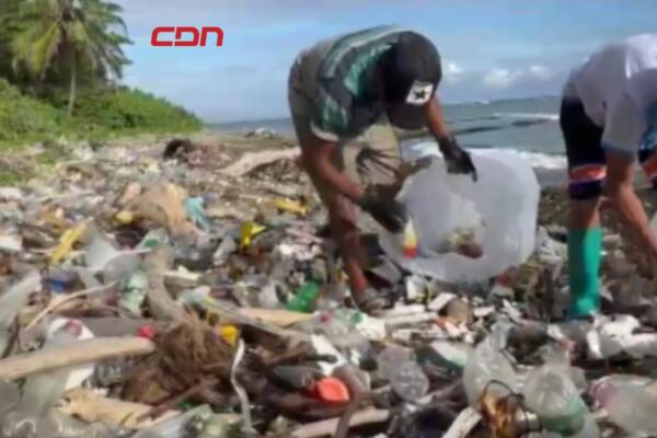 Desechos plásticos y residuos sólidos retenidos en biobardas instaladas en cañadas que desembocan en el litoral de Puerto Plata, como medida para evitar que la basura llegue al mar.