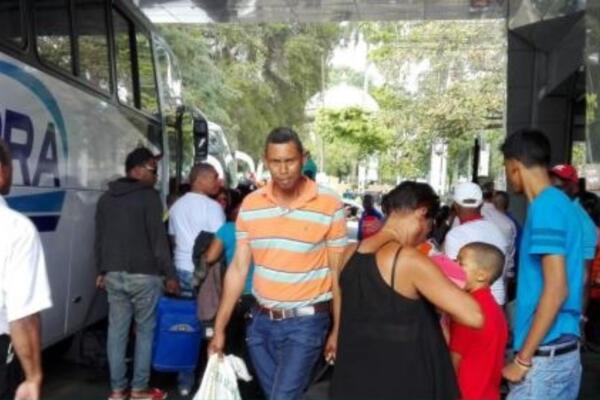 Como ya es tradición, decenas de autobuses partieron desde distintos puntos del Distrito Nacional con destino a la Basílica Catedral Nuestra Señora de la Altagracia.