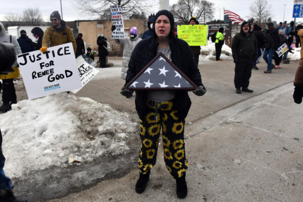 Manifestantes participan en una protesta contra el Servicio de Inmigración y Control de Aduanas (ICE) frente al Edificio Federal Bishop Whipple en Minneapolis, Minnesota, el 15 de enero de 2026. Cientos de agentes federales más se dirigían a Minneapolis, según declaró el jefe de Seguridad Nacional de EE. UU.  (Foto de Octavio JONES / AFP)