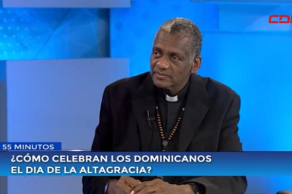 El padre Wilfredo Montaño, padre Alegría, durante una entrevista en el programa 55 Minutos con Julissa Céspedes, transmitido por CDN Canal 37.