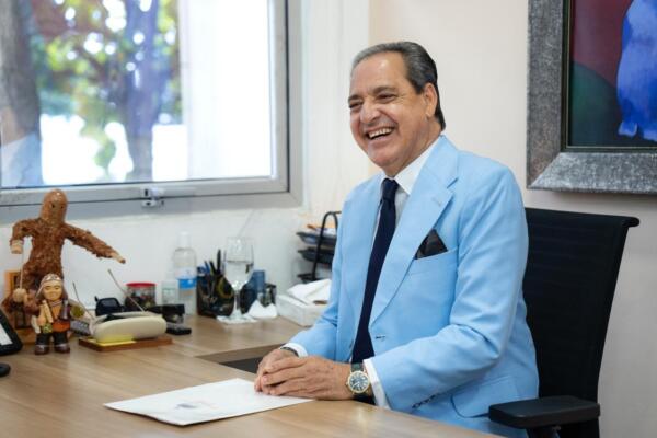 Poeta, escritor y artista multidisciplinario dominicano Pastor De Moya. 
