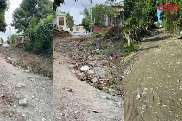 Estado de una de las calles del sector El Valle del Paraíso, en Pedro Brand, afectada por charcos y lodo, situación que dificulta el tránsito de residentes y vehículos.