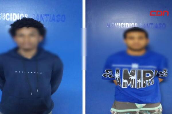 Agentes de la Policía Nacional durante el operativo que permitió el arresto de dos implicados en el homicidio ocurrido en el sector Ensanche Espaillat, en Santiago.