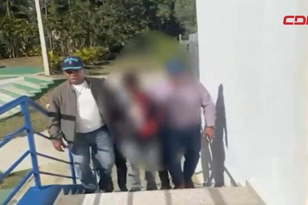 Agentes de la DICRIM junto al adolescente rescatado, tras concluir las labores de búsqueda en el municipio de Jarabacoa.