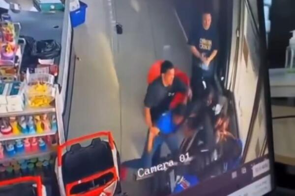 Agentes de la PN arrestaron a varias personas tras una riña en una tienda en la avenida Barceló que dejó tres heridos por balas. 