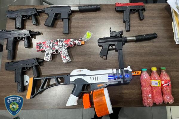 Agentes de la Policía Nacional durante el operativo preventivo en distintos sectores de San Pedro de Macorís, donde fueron ocupadas pistolas de hidrogel y retenidas motocicletas.