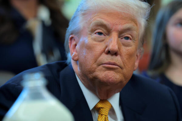 El presidente de EE. UU., Donald Trump, observa durante un evento de firma de proyectos de ley con productores lecheros en la Oficina Oval de la Casa Blanca el 14 de enero de 2026 en Washington, D.C. 