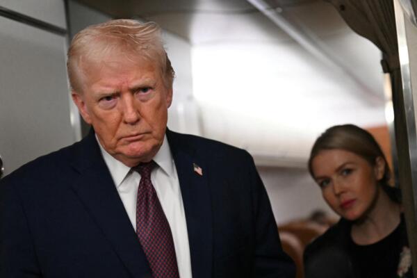 El presidente de Estados Unidos, Donald Trump, habla con la prensa a bordo del Air Force One el 11 de enero de 2026. Trump afirmó el domingo que su administración estaba trabajando en conjunto con la líder interina de Venezuela, Delcy Rodríguez, y que estaría dispuesto a reunirse con ella. (Foto de ANDREW CABALLERO-REYNOLDS / AFP)
