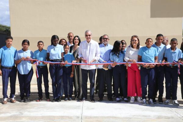 El presidente, Luis Abinader, junto a la primera dama, Raquel Arbaje, en la inauguración del Centro Educativo León Romilio Rodríguez Ventura. 