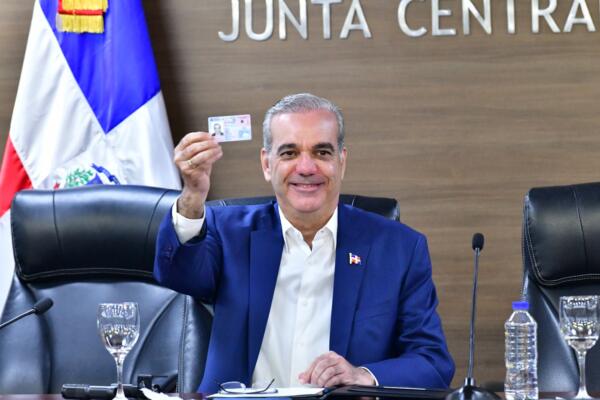 La Junta Central Electoral (JCE) entregó la nueva cédula de identidad y electoral al presidente de la República, Luis Abinader.