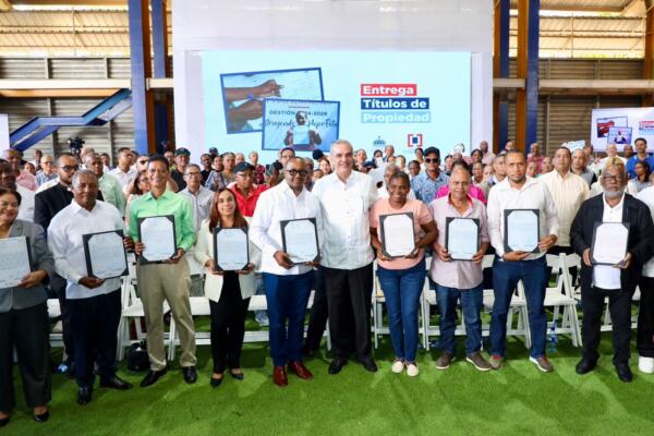Presidente Abinader entrega 580 títulos de apartamentos y asegura futuro y dignidad a familias del Distrito Nacional y los municipios de Santo Domingo Este y Norte. // Foto: Dirección de Prensa del Presidente