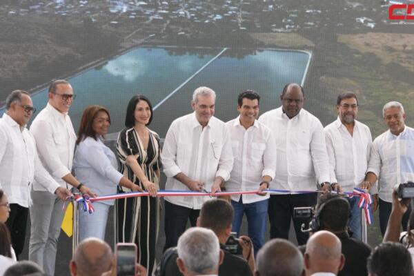 El presidente Luis Abinader y el director ejecutivo del Inapa, Wellington Arnaud, durante inauguraciones en San Juan. Foto: Fuente externa