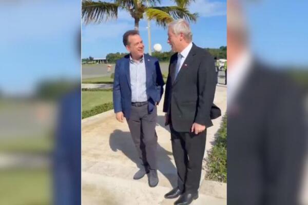 Ministro de Vivienda y Edificaciones, Ito Bisonó y el presidente electo de Chile, José Antonio Kast, en el Aeropuerto Internacional de Punta Cana. 