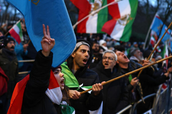 Manifestantes contra el régimen iraní ondean banderas iraníes antes de la revolución de 1979 con los emblemas del León y el Sol durante una reunión frente a la Embajada de Irán, en el centro de Londres, el 9 de enero de 2026.

