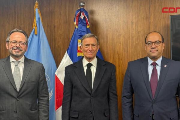 Roberto Álvarez, ministro de Relaciones Exteriores de República Dominicana junto a otras autoridades. 