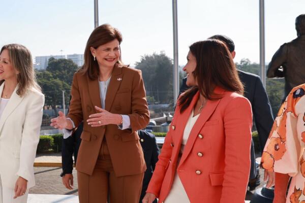 Vicepresidenta de la República, Raquel Peña y la embajadora de los Estados Unidos en la República Dominicana, Leah Francis Campos.