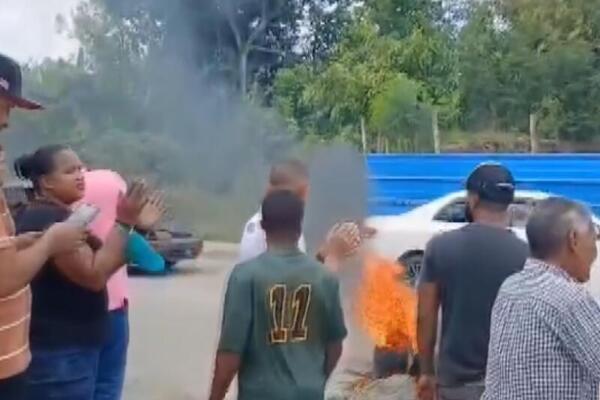 Residentes en Los Alcarrizos queman gomas y bloquean vías por mal estado de sus calles