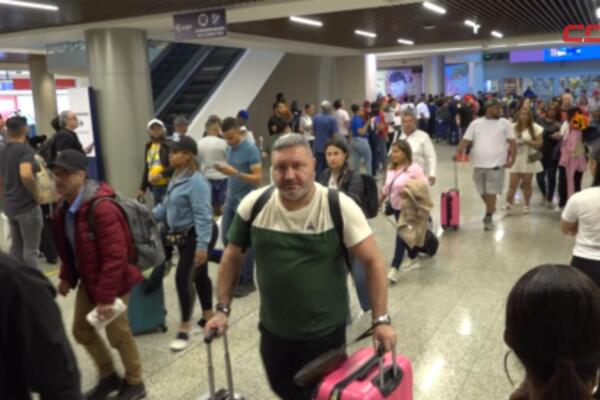 Pasajeros forman largas filas en el Aeropuerto Internacional de Las Américas debido a retrasos en vuelos tras las festividades de Navidad y Año Nuevo.