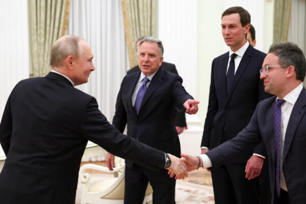 El presidente ruso, Vladímir Putin (d), estrecha la mano del comisionado del Servicio Federal de Adquisiciones de Estados Unidos, Josh Gruenbaum (d), junto al enviado especial del presidente estadounidense Donald Trump, Steve Witkoff (c), y su yerno Jared Kushner (2.º d), antes de una reunión en el Kremlin, en Moscú, Rusia, el 22 de enero de 2026. EFE/EPA/ALEXANDER KAZAKOV/SPUTNIK/KREMLIN POOL / POOL MANDATORY CREDIT