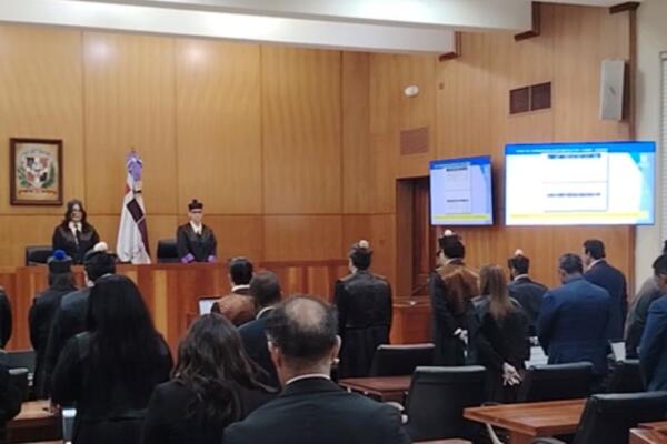 El homenaje lo solicitó el abogado Valentín Medrano, quien destacó la trayectoria profesional y humana de Guerrero, ampliamente reconocido en el ámbito jurídico dominicano.