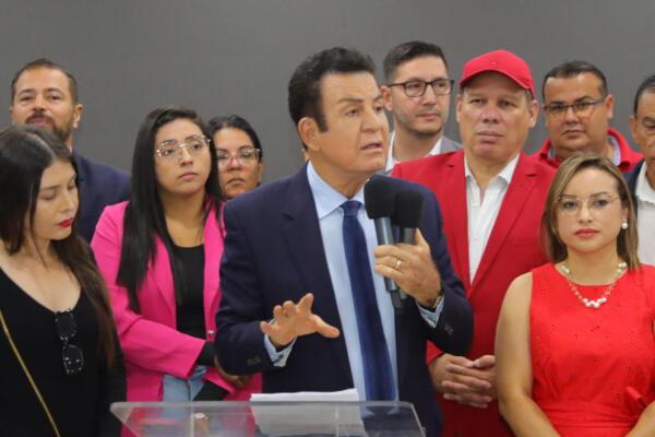 El excandidato conservador del Partido Liberal de Honduras, Salvador Nasralla (c), en una foto de archivo. EFE/ Gustavo Amador