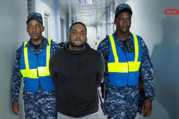 Alias El Deportado se entrega tras muerte de chofer en Monte Rico.
