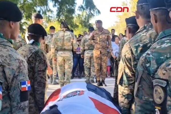 Compañeros del Ejército, familiares y comunitarios acompañan el sepelio del cabo Iván Cuevas Cruz y del menor José Luis Batista de Olio en el municipio de Cristóbal, provincia Independencia.