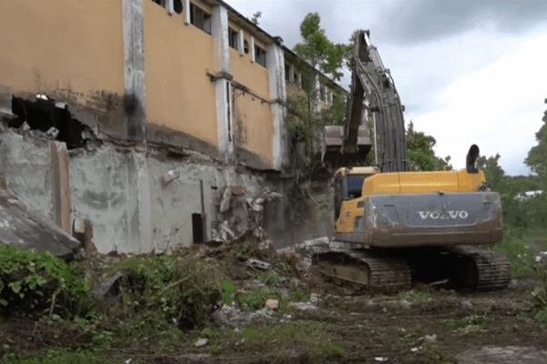 Inician demolición de antigua fábrica de papel para construir la Ciudad Educativa en Villa Altagracia