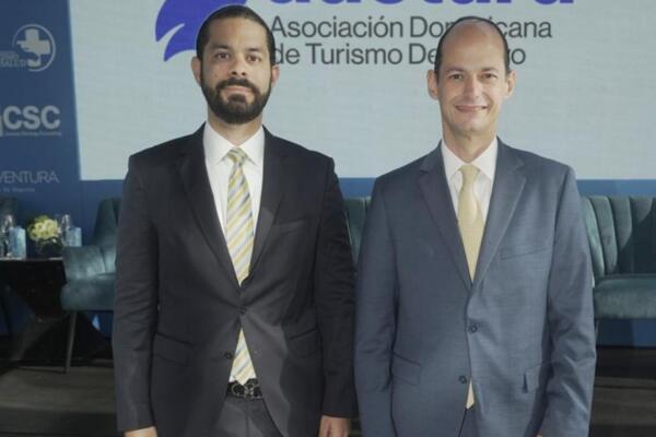 El acuerdo fue suscrito por Yerik Pérez, presidente de Adoturd, y por el Dr. Alejandro Cambiaso, presidente ejecutivo de Médico Express.